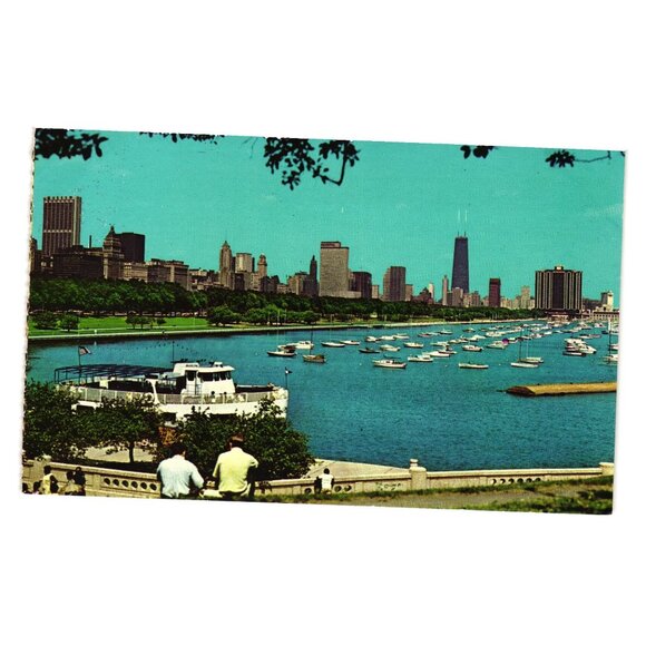 Chicago Skyline Postcard Shedd Aquarium Yacht Harbor Vintage Aero Distributing - Picture 1 of 2